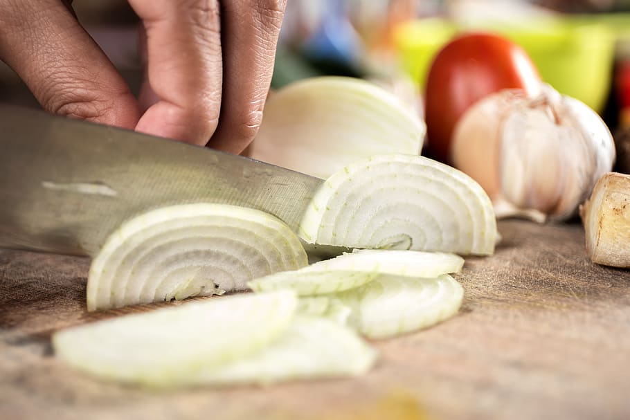 person slicing onions, garlic, slice, onion, food, fresh, meal, white, vegetable, healthy