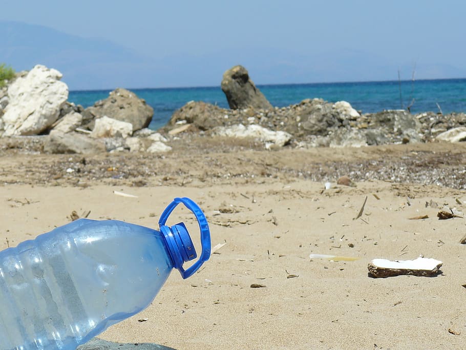 biru, galon plastik, tubuh, air, siang hari, botol plastik, botol, pantai, laut, polusi