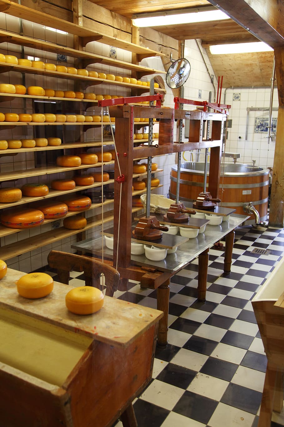 lote de panes variados, queso, limpio, comercial, lácteos, equipos, fábrica, alimentos, industrial, industria