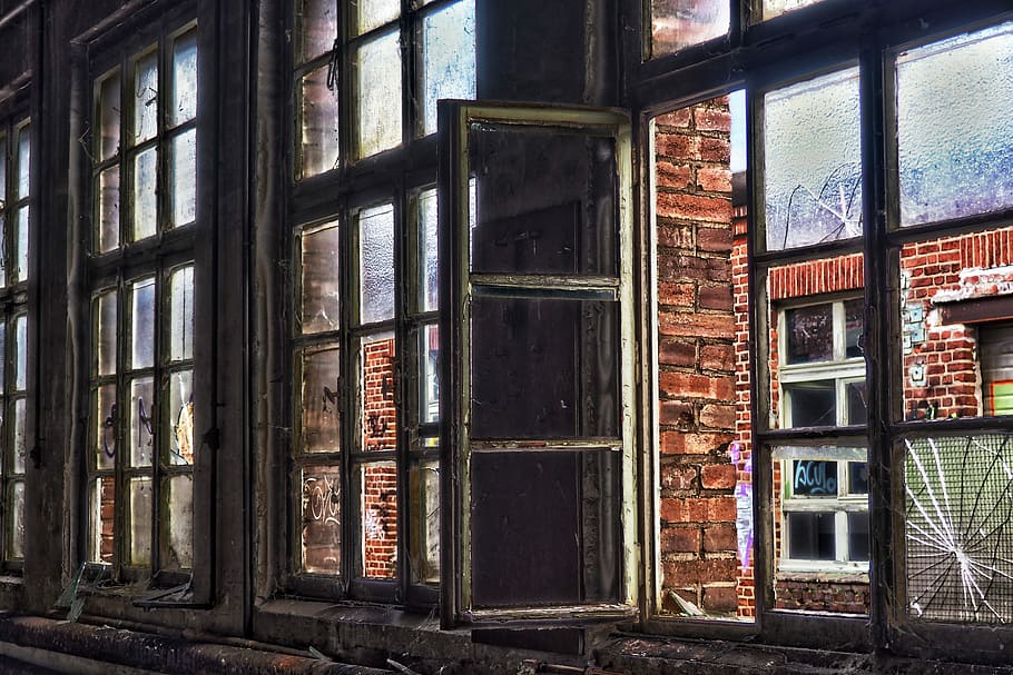 fotografia de close-up, marrom, de madeira, janela com moldura, tijolo, velho, parede, arquitetura, janela, fachada