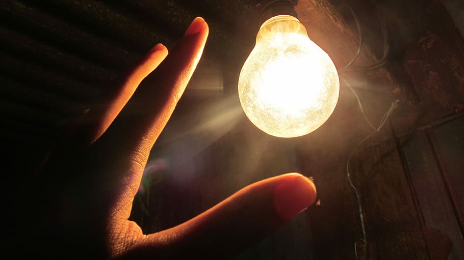 電球, 吸引, 手, タッチ, 光, 電気, 人体の一部, 暗い, 人間の手, 照明