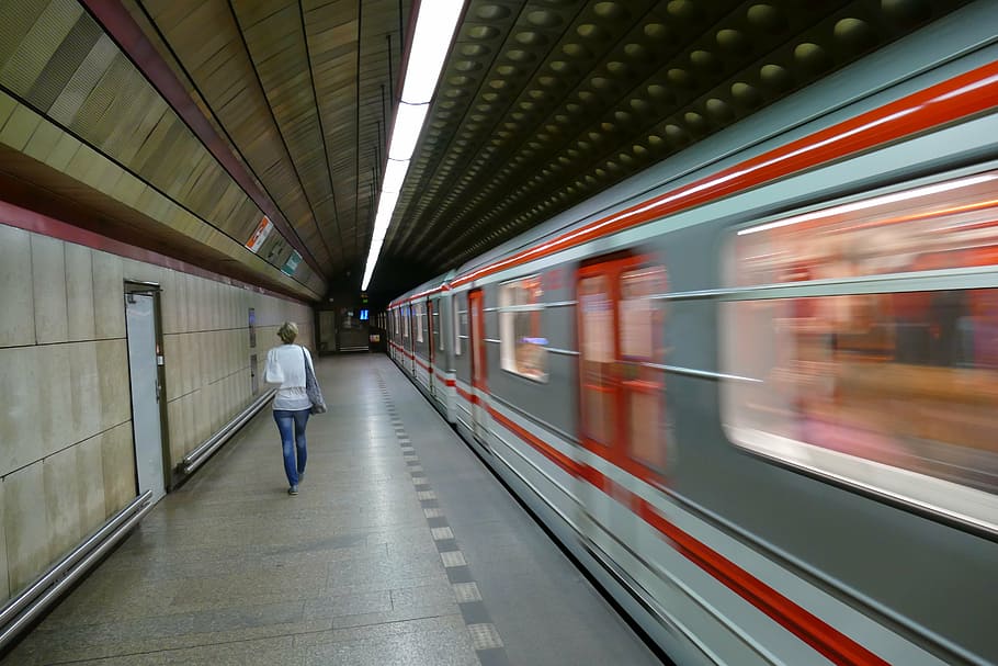 Praga, República Checa, metro, Ubahn, tren, plataforma, vacío, movimiento borroso, movimiento, transporte público