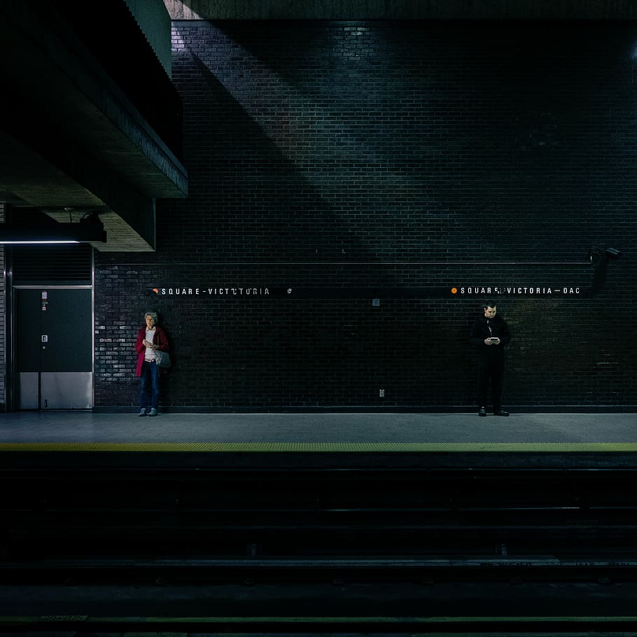 minimalis, fotografi, dua, orang, berdiri, kereta bawah tanah, perkotaan, menunggu, pria, wanita