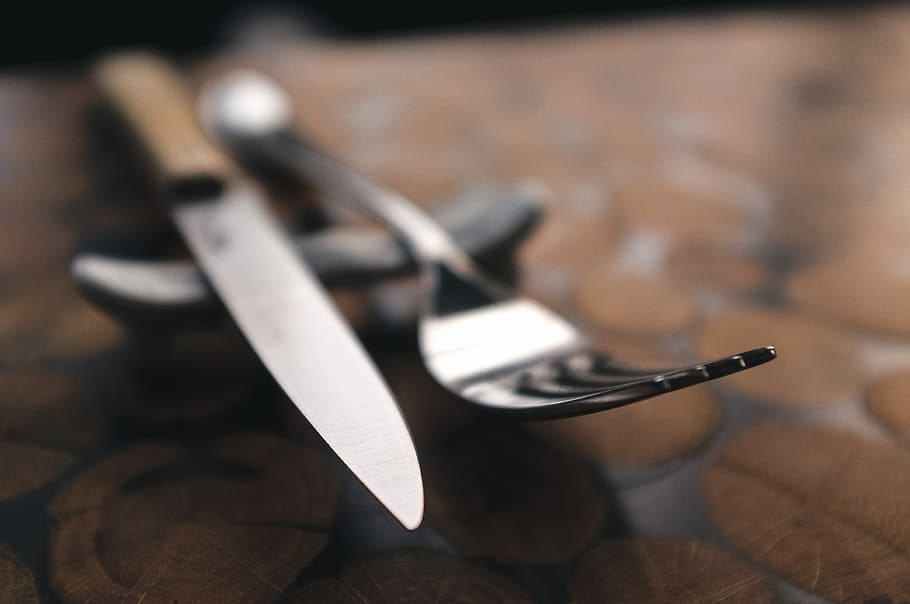 cuchillo de filete, cerrar, tenedor, utensilios de cocina, restaurante, cubiertos, primer plano, cuchillo de mesa, madera - Material, mesa