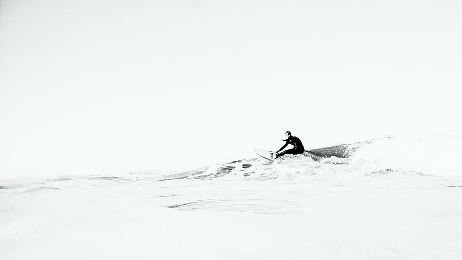 persona que practica surf, olas de agua, escala de grises, foto, océanos, ola, mar, océano, agua, olas