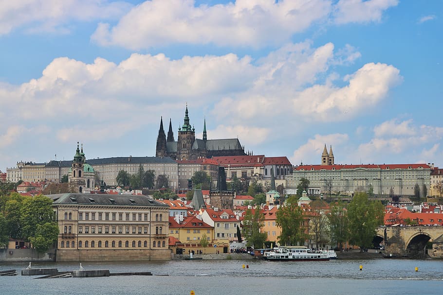 Praha, Kastil, langit biru dan awan putih, sungai, pemandangan, jembatan charles, arsitektur, langit, struktur bangunan, sejarah