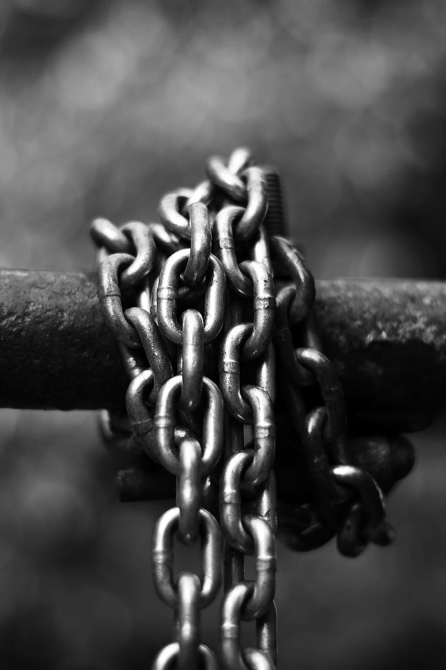 foto en escala de grises, atado, cadena, hierro, acero, vertical, al aire libre, escalada, fuerza, blanco y negro
