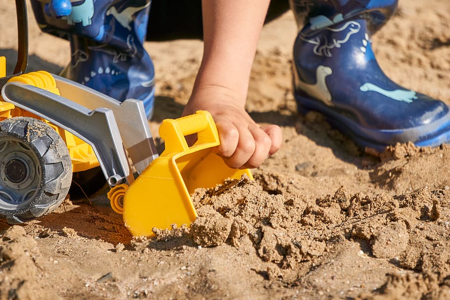excavadoras, arena, carga, juguetes, niño, jugar, pozo de arena, de cerca, amarillo, inclinación