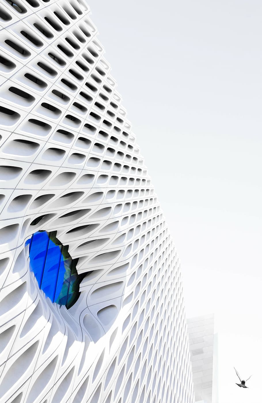 blanco, concreto, edificio, redondo, azul, ventana de vidrio, agujereado, altavoz, componente, arquitectura