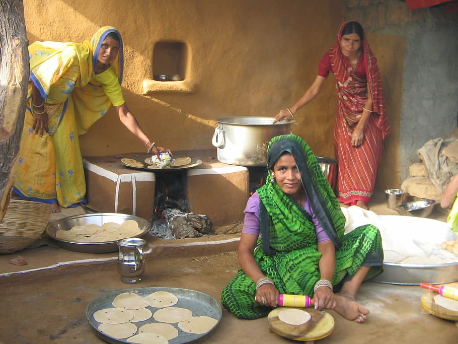 tres, mujeres horneando panqueques, casa, akshaya patra rajasthan, comida de medio día en rajasthan, cocina descentralizada, comida para niños, cocina, comida, mujeres