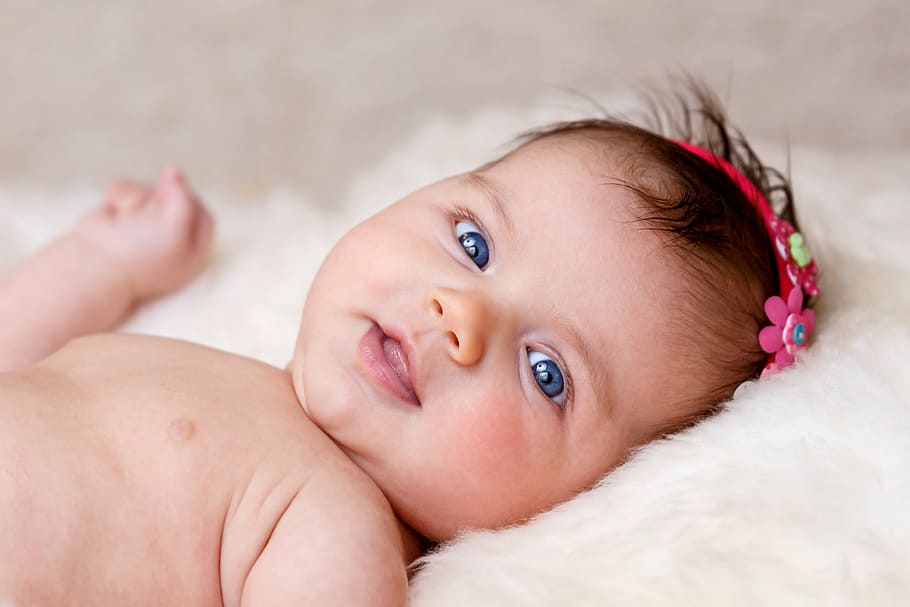 bebé, acostado, blanco, sofá, flores en el pelo, diadema, recién nacido, infantil, niña, lindo