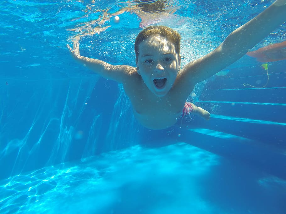 bajo el agua, fotografía, chico, vistiendo, rojo, pantalones cortos, verano, natación, tadeo, agua