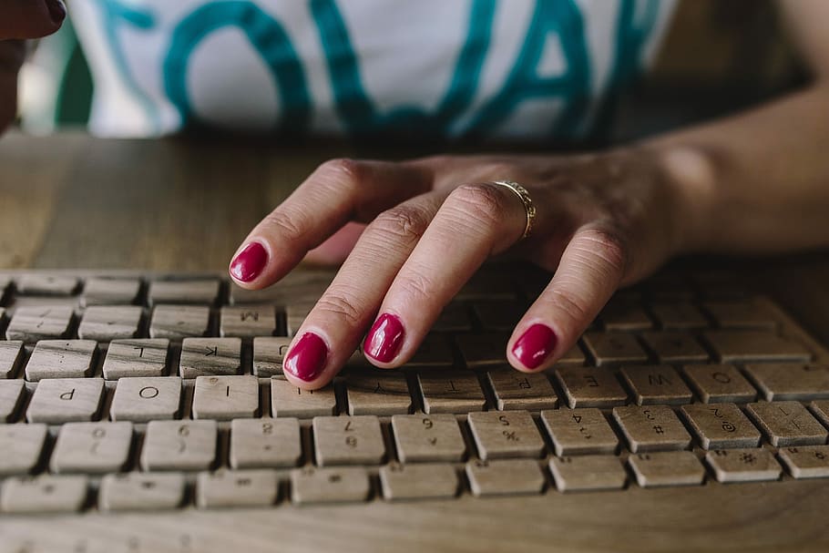 женщина, руки, набирающие текст, беспроводной, деревянный, клавиатура, крупным планом, набор текста, текст, рабочее пространство