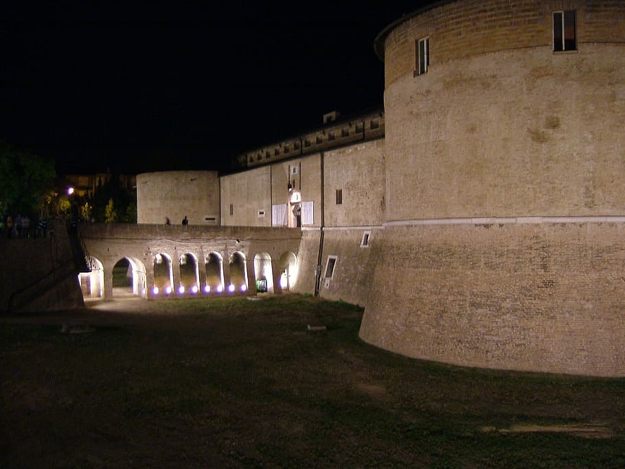 Rocca Costanza, Rocca, Costanza, Pesaro, Itália, fotos, luzes, noite, domínio público, reflexão