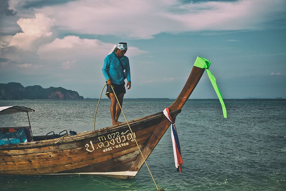 hombre asegura, bote de cola larga, cuerda, distrito de Krabi, hombre, Krabi, distrito, Tailandia, personas, barco
