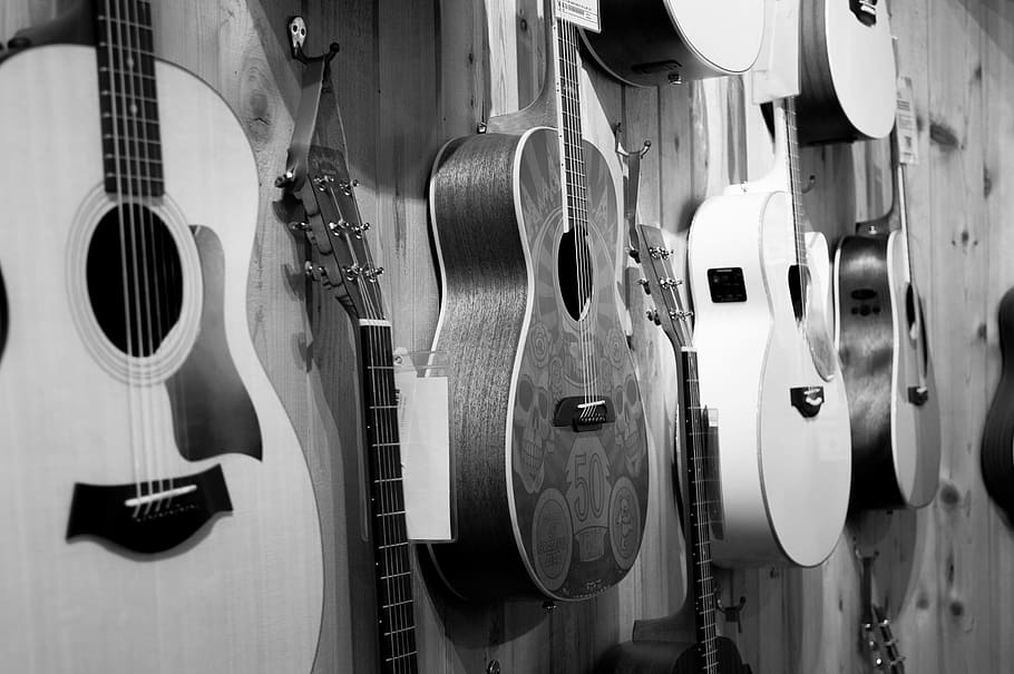 벽, 디스플레이, 검정색과 흰색, 기타, 끈, 가게, 음향, 뮤지컬, 현악기, 악기