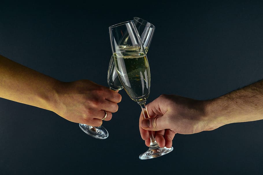 pessoa, segurando, dois, taças de champagne, pessoas, felicidades, champanhe, festa, véspera de ano novo, óculos