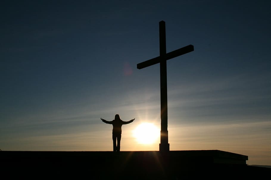 persona de silueta, de pie, al lado, estatuto de crucifijo, persona, clínica, cruz, religión, puesta de sol, humano