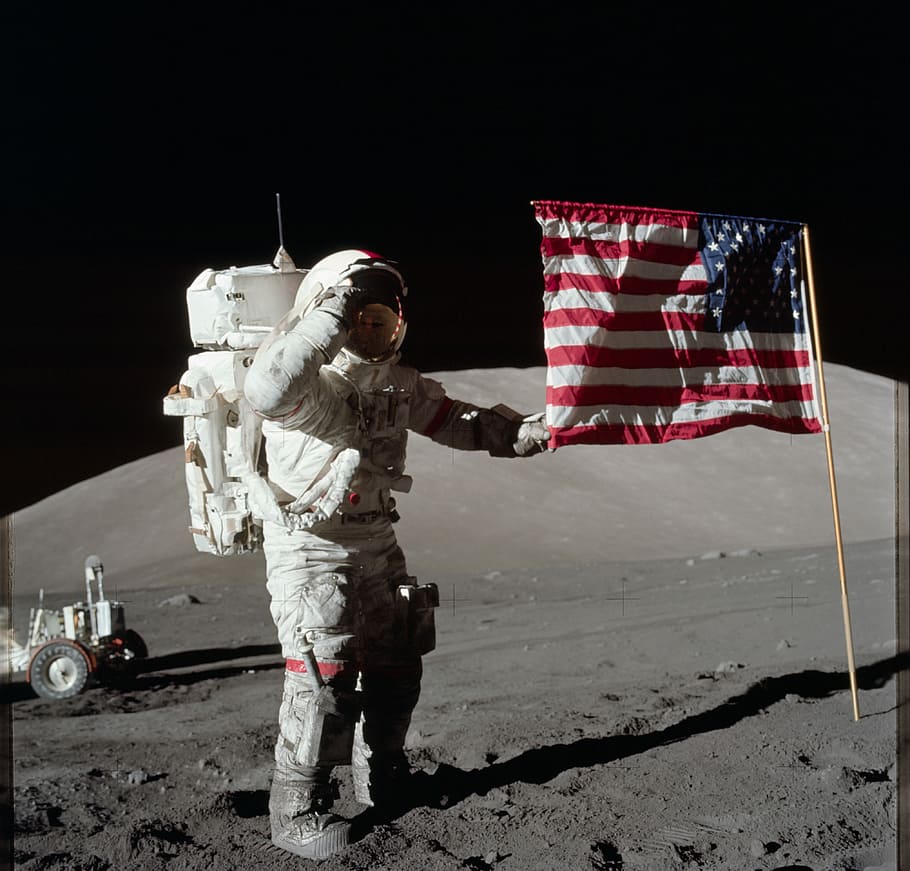 holding, u.s.a., Astronaut, Moon, Flag, Usa, eugene cernan, apollo 17, commander, space