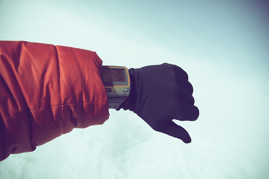 reloj, mano, guantes, chaqueta, frío, clima, nieve, invierno, cielo, una persona
