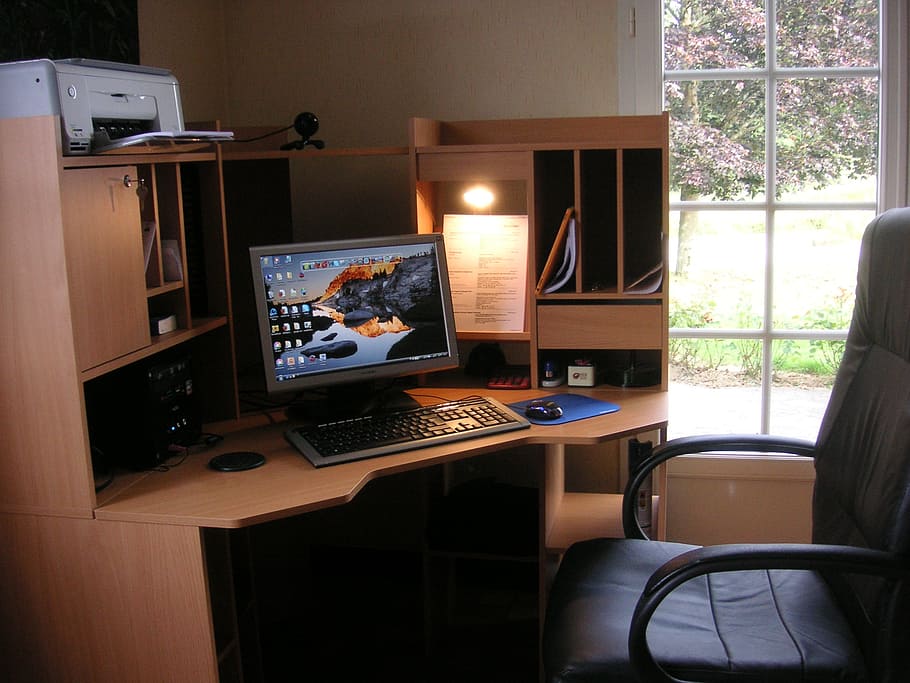 gris, plano, pantalla, monitor, convertido, espacio de trabajo, oficina en casa, oficina, espacio, trabajo