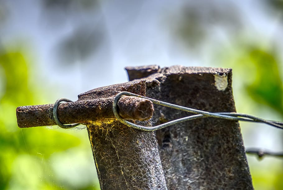 iron stake, iron pole, rust, rusty, wire, fixing, stretched, england, entwine, metal