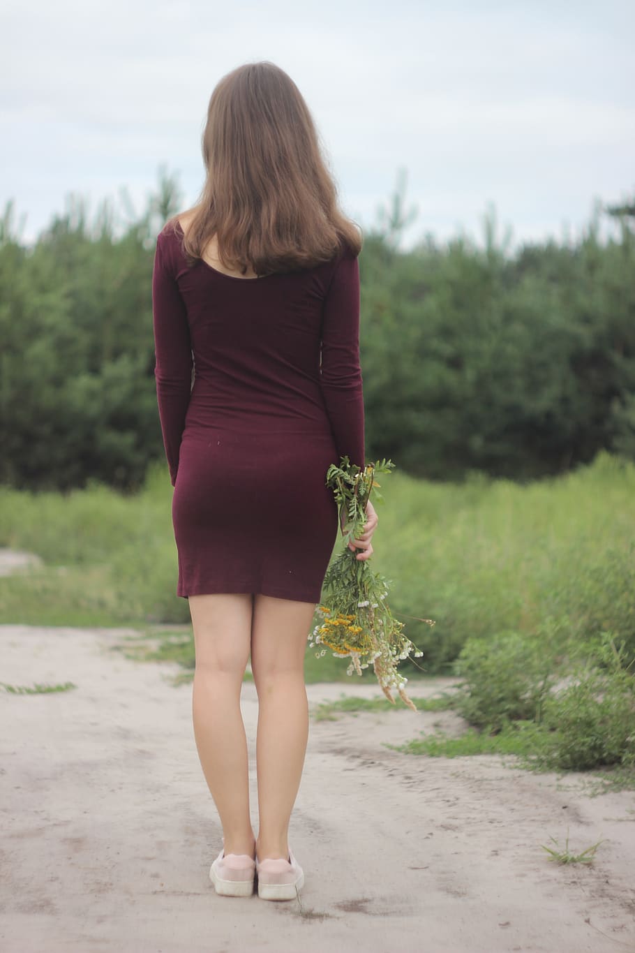 Фото девушки сзади в платье