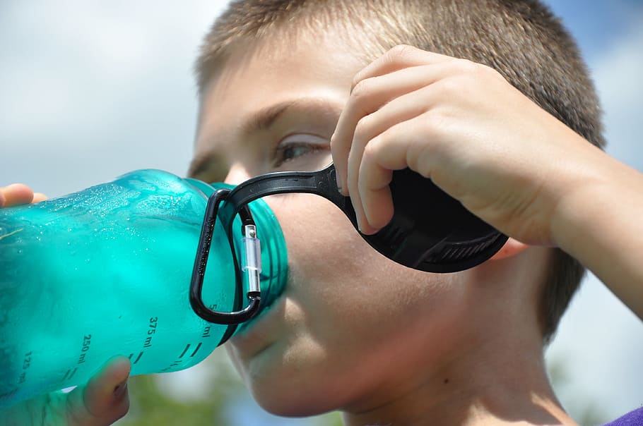 menino, exploração, copo de plástico verde-azulado, sede, garrafa de água, hidrato, água, garrafa, bebida, líquido