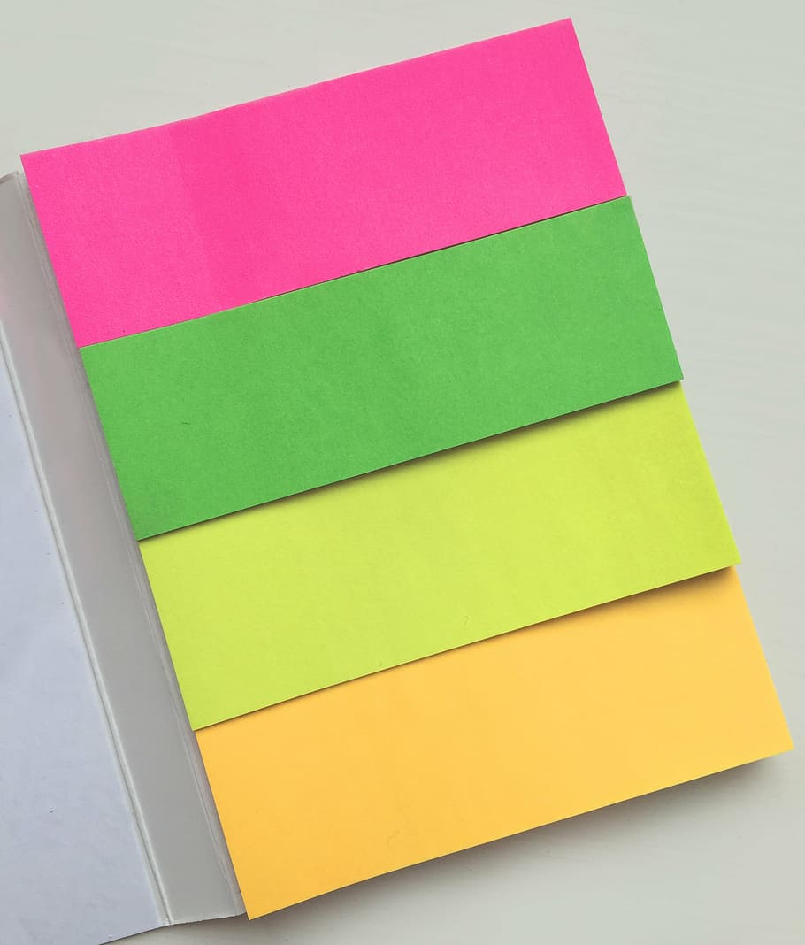 cuatro, colores variados, adhesivos, notas, postit, nota, disponible, escritorio, oficina, memoria