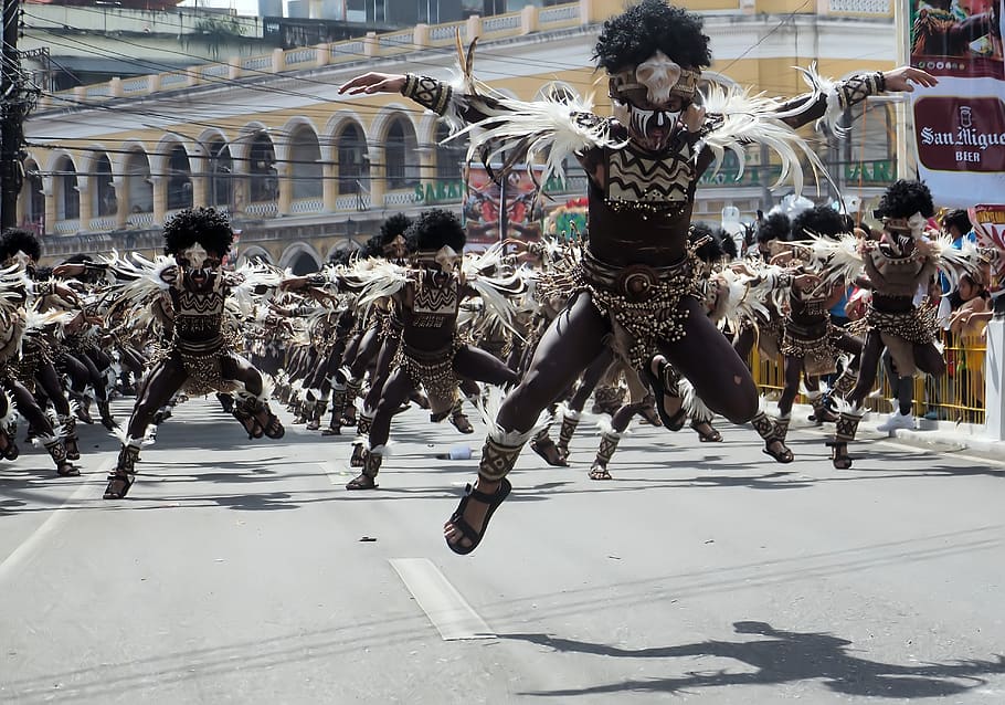 Danza de la tribu del festival dinagyang, calle, danza, público, actuación, dinagyang, festival, celebración, tribu, local