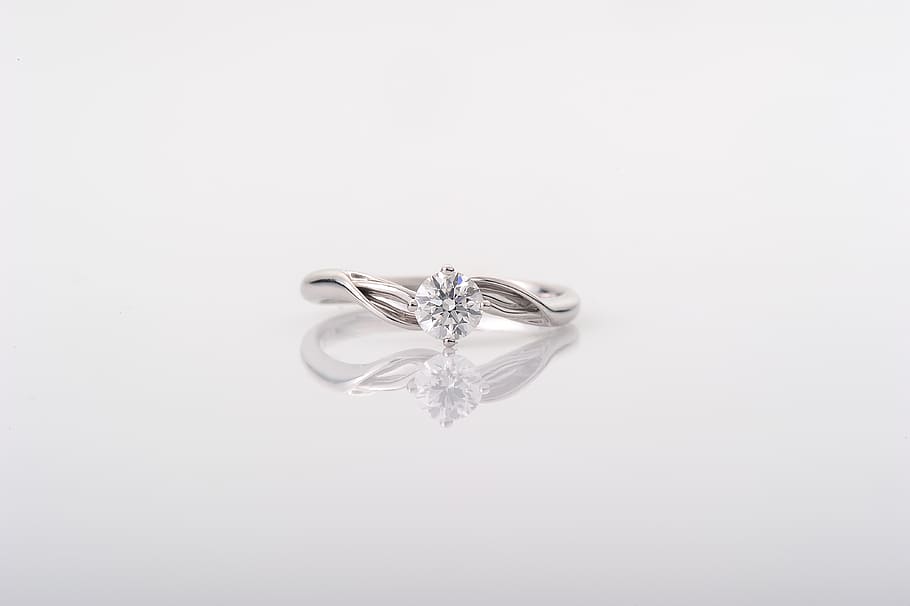anel, anel de diamante, anel de casamento, fundo branco, diamante - pedra preciosa, tiro do estúdio, jóias, luxo, único objeto, aliança