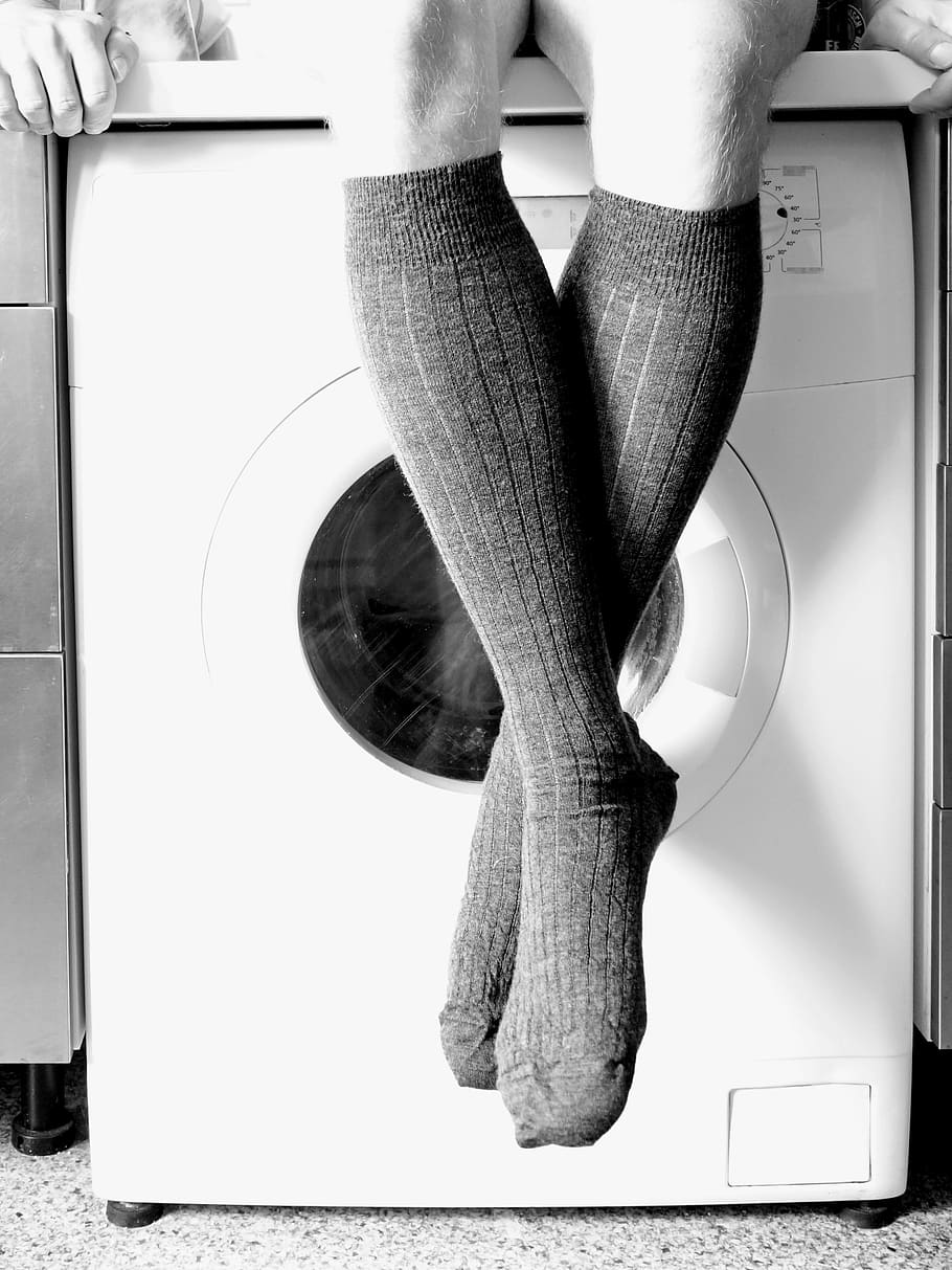 kaos kaki, kaos kaki setinggi lutut, kaki, mesin cuci, hitam putih, pria, tunggu, laundry, bagian bawah, satu orang