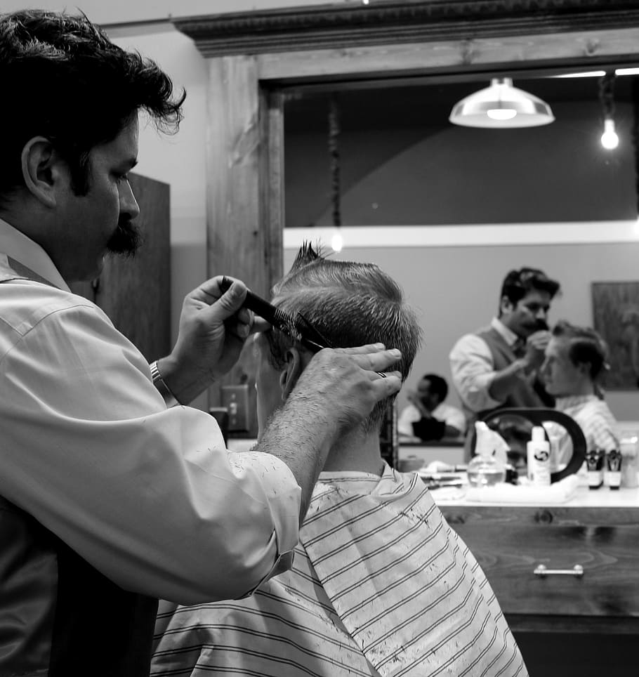 Fotografía en escala de grises, hombre, tenencia, tijera, peluquero, corte de pelo, cabello, salón, peluquería, tijeras