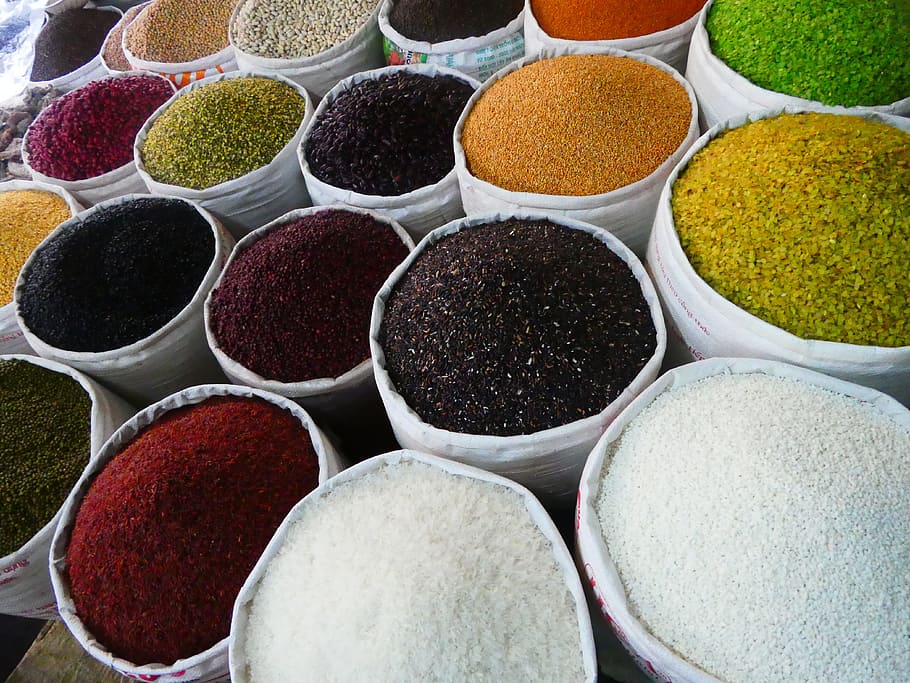 lote de granos de varios colores, especias, curry, pimienta, puesto en el mercado, mercado, beneficio de, color, mezcla de especias, polvo