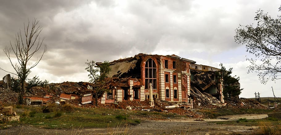 roto, casa, al lado, árboles, pueblo fantasma, abandonado, destruido, ruina, vacío, antiguo