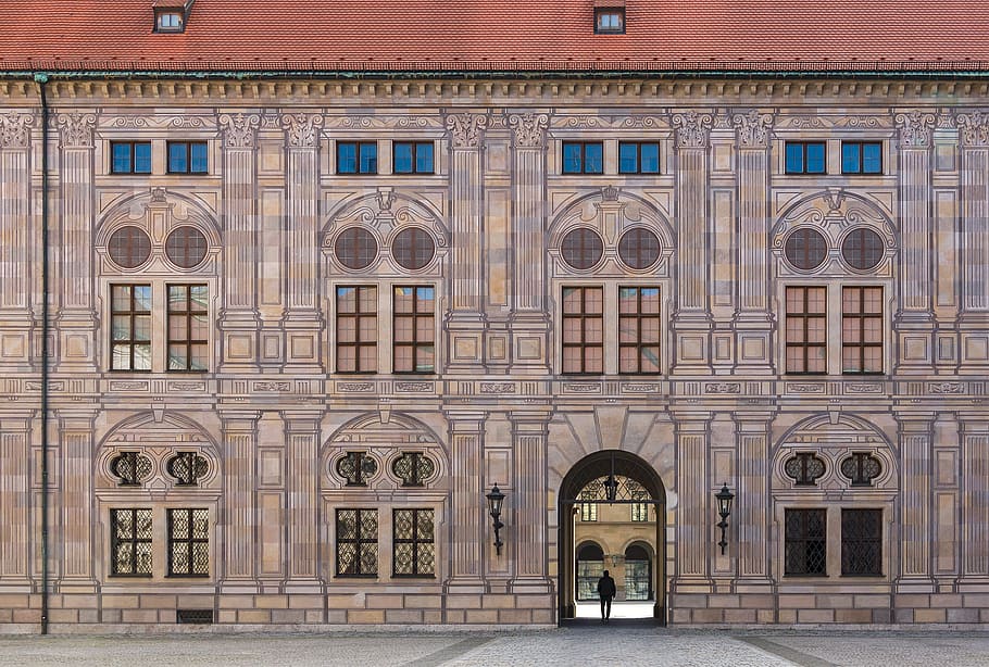 Hombre, caminar, marrón, hormigón, edificio, durante el día, trompe l'oeil, Kaiserhof, Munich, Baviera