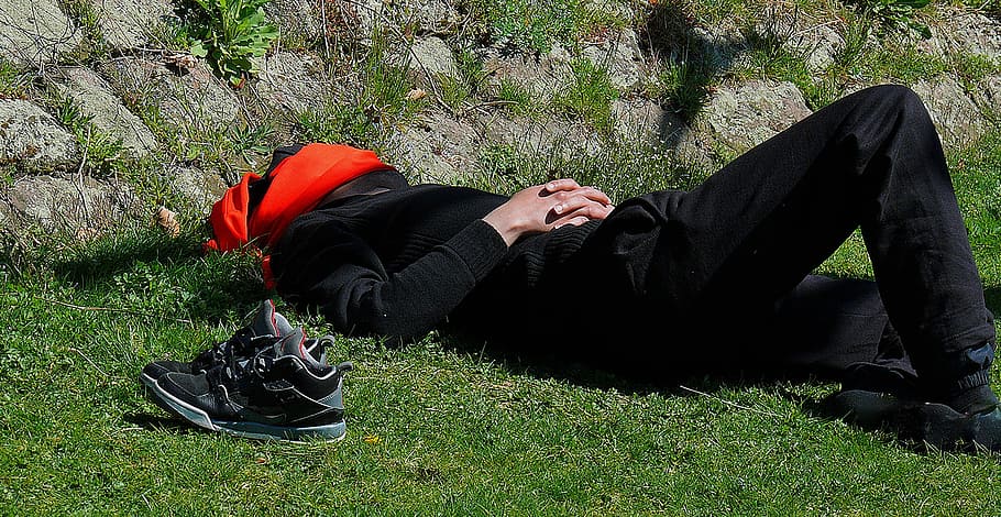 Горе лежал. Самый расслабленный человек. Фото лежа на горе. Relax Human. Лук от напряжения, дух расслабления ломается.