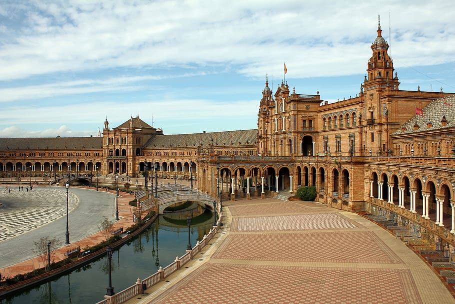 Plaza España, Sevilla, edificio de piedra marrón, cielo, arquitectura, estructura construida, nube - cielo, exterior del edificio, destinos de viaje, naturaleza