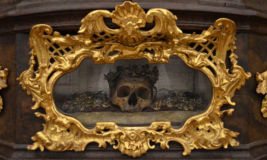 skull decor, brass-colored enclosure, skull, grave, spooky, creepy, mystery, death, jewelry, wealths