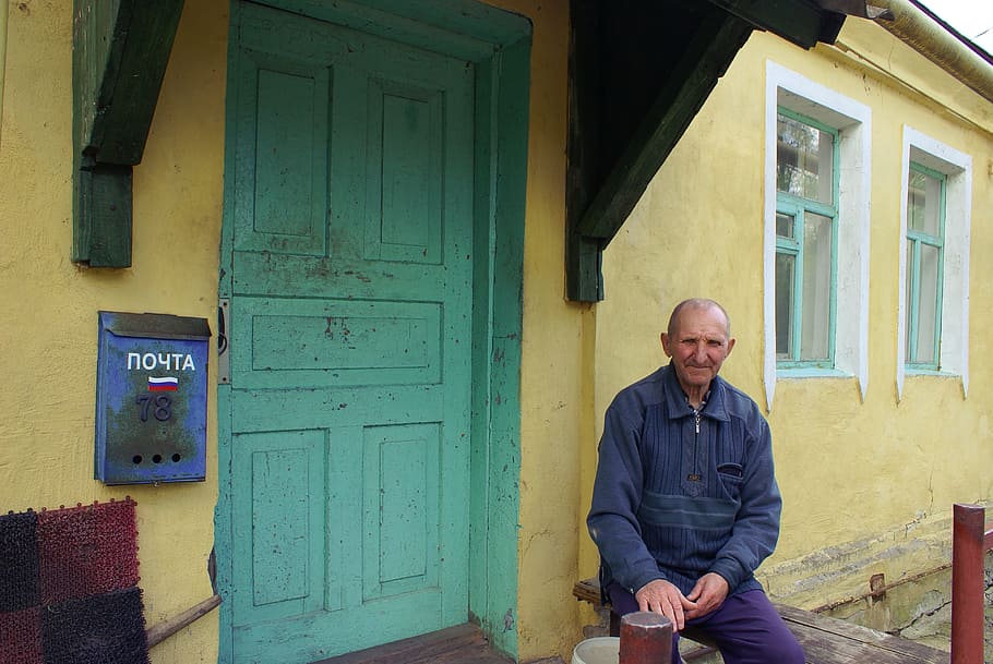 the old man, mail, russia, old house, cottage, hut, farm, old, an elderly man, village