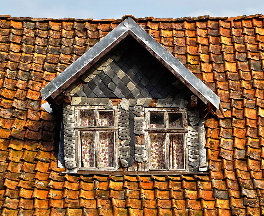 屋根, タイル, 木製の窓, 屋根の窓, 風化, 病気, 古い, パターン, 古い建物, レンガ