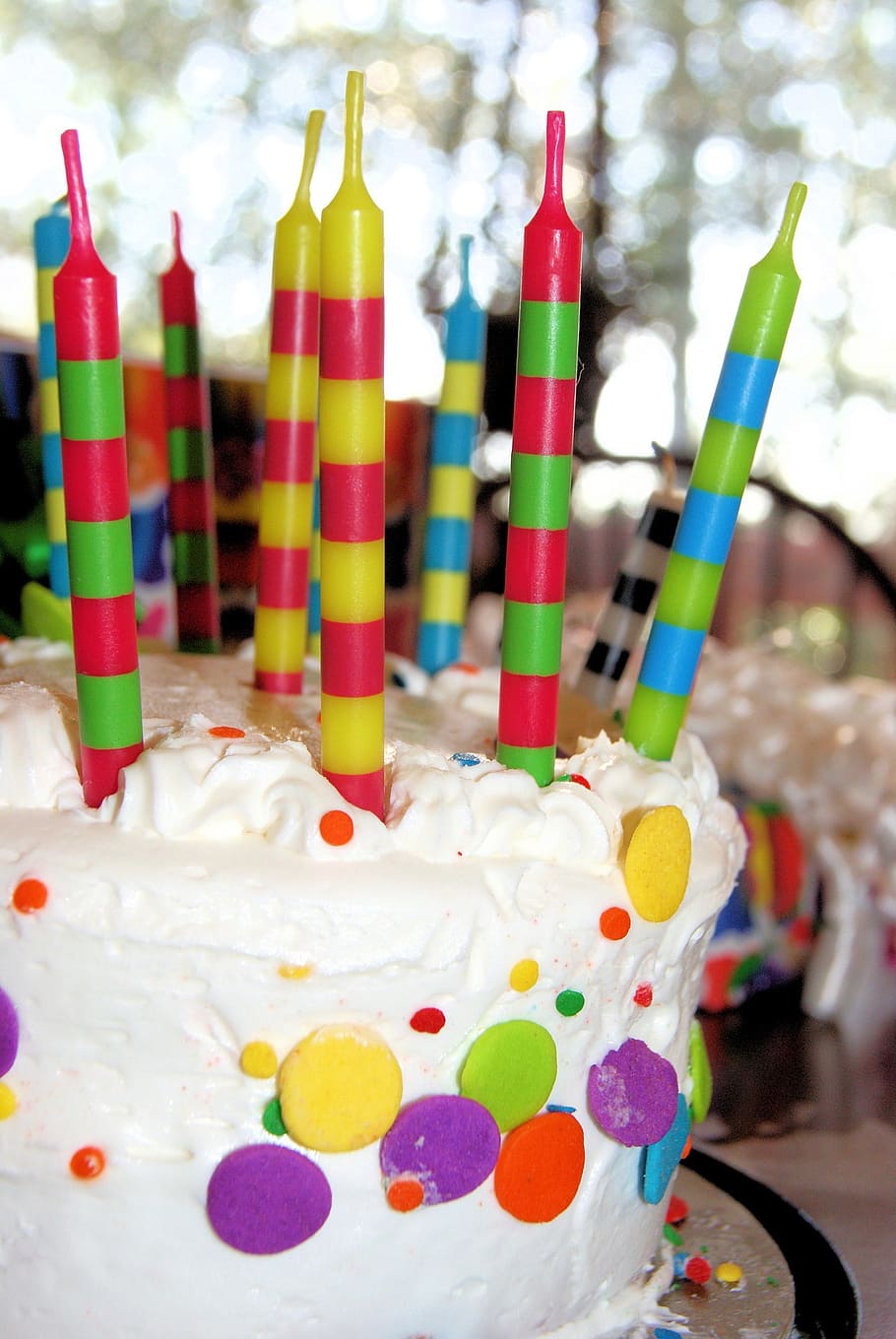 redondo, blanco, glaseado cubierto de hielo, multicolor, velas, pastel, cumpleaños, vainilla, glaseado, vela