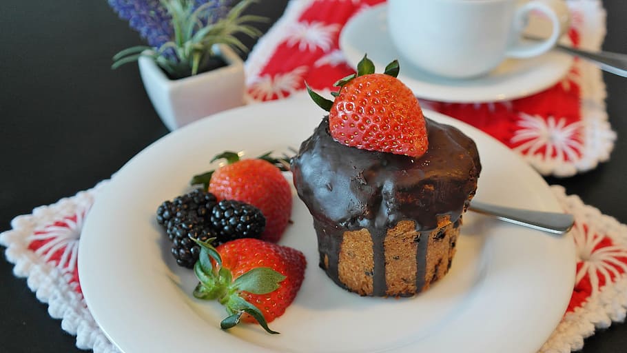 brown, cupcake, strawberry, top, place, white, ceramic, plate, cake, chocolate cake