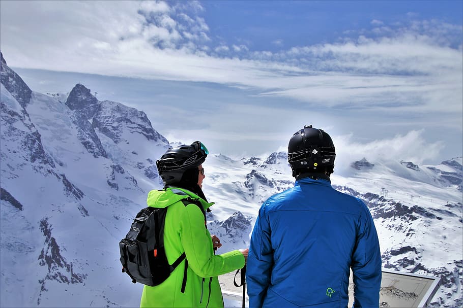 dos, vista de hombre, ver, cima, montaña, para, zermatt, nieve, invierno, en la cancha de
