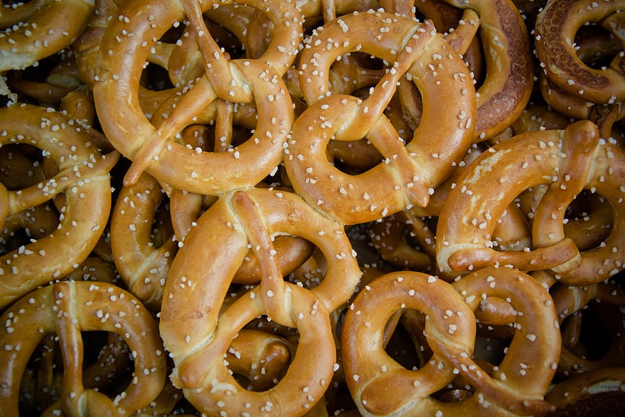 pile of pretzels, pretzels, gebildbrot, dough, salty, salt crumble, grains of salt, pastries, piquant, symmetrical