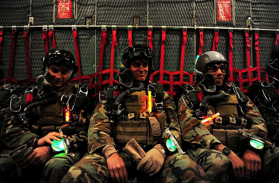 tres, hombres, vistiendo, casco, equipo de respiración, sentado, dentro, avión, paracaidismo, noche
