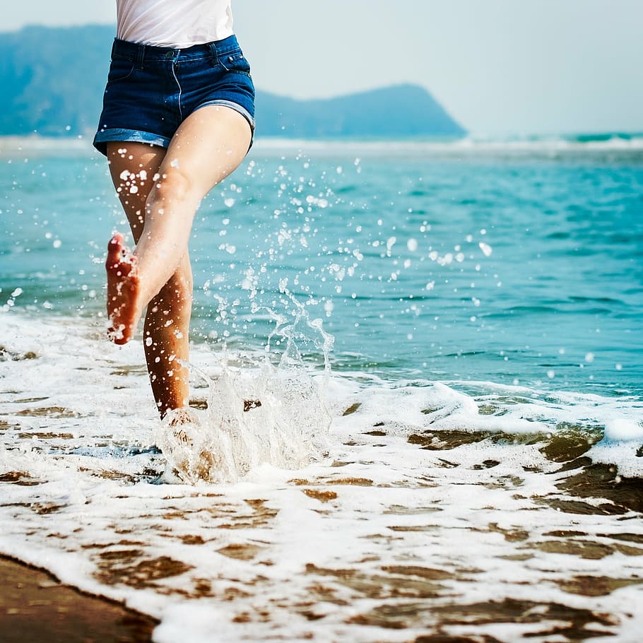 mulher, saltando, beira mar, ao lado, ondas, pisar, pés, pessoas, feliz, oceano