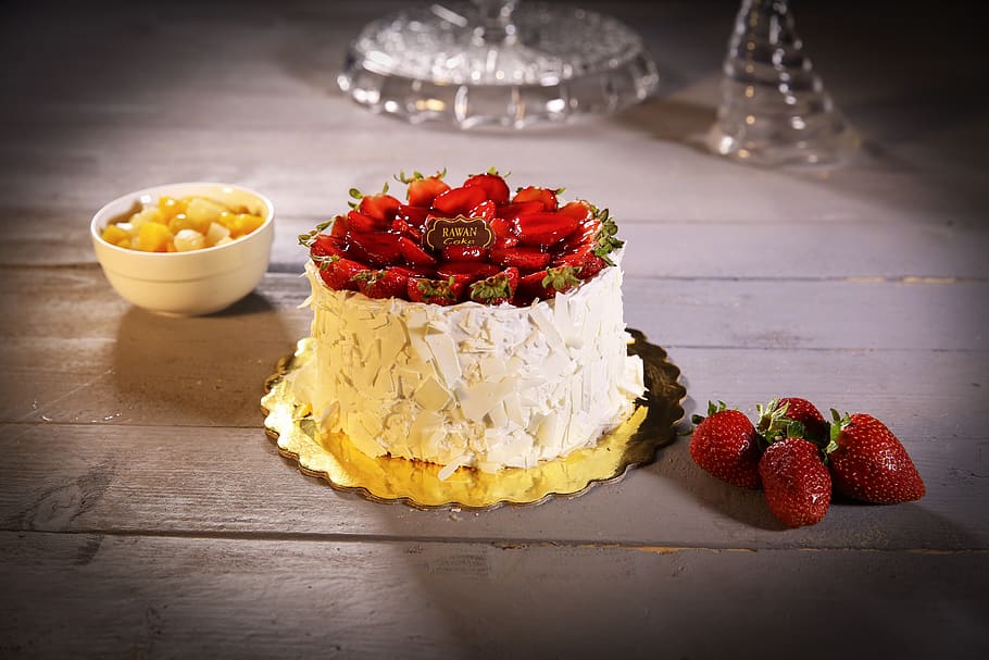 strawberry cake, cake, rawan cake, delicious, food, dessert, sweet, strawberry, white, fruits