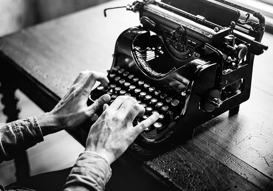 foto en escala de grises, persona, usando, máquina de escribir, adulto, alfabeto, antiguo, negro, botones, clásico
