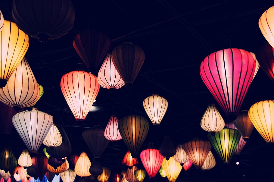 lanternas voadoras de cores sortidas, lâmpadas, iluminação, nostalgia, luz, luz de teto, sombra, lanternas chinesas, lanterna, decoração